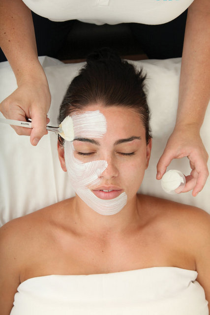 Yaz mevsimi güneşin etkisinin fazla olması sebebiyle peeling için uygun zaman değildir.