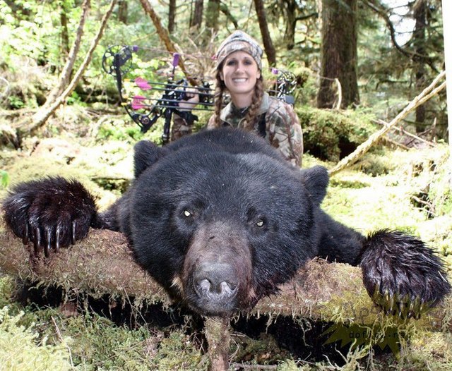 ABD'li televizyon sunucusu Melissa Bachman'ın silahla vurarak öldürdüğü bir aslanla poz vermesi tepki topladı.