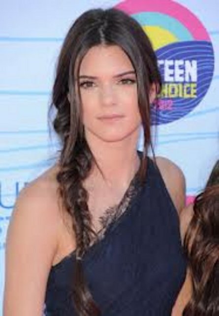 Geçen hafta birlikte görüntülenmesinin ardından ilişkileri ortaya çıkan ikili, önceki gece gerçekleştirilen Amerikan Müzik Ödülleri törenine ise ayrı ayrı katıldı.