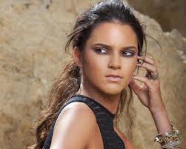 Kim - Kardashian'ın model olan kardeşi giyim tarzıyla beğeni topladı