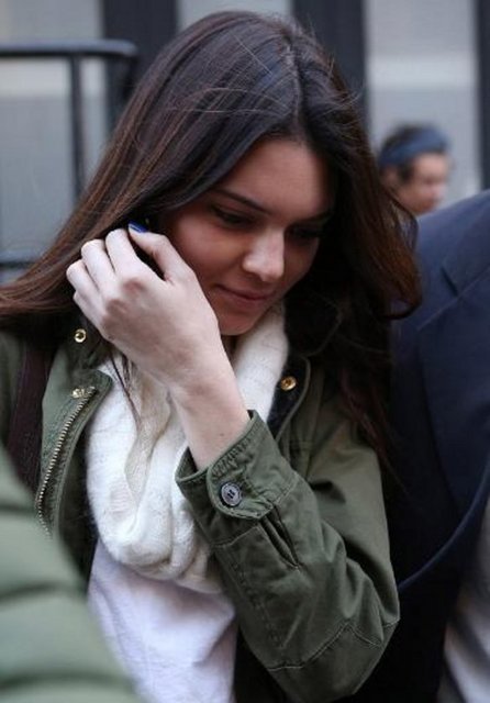 Styles gece boyunca Jenner'ın elini bırakmazken kendisiyle fotoğraf çekilmek isteyen hayranlarını da ihmal etmedi.