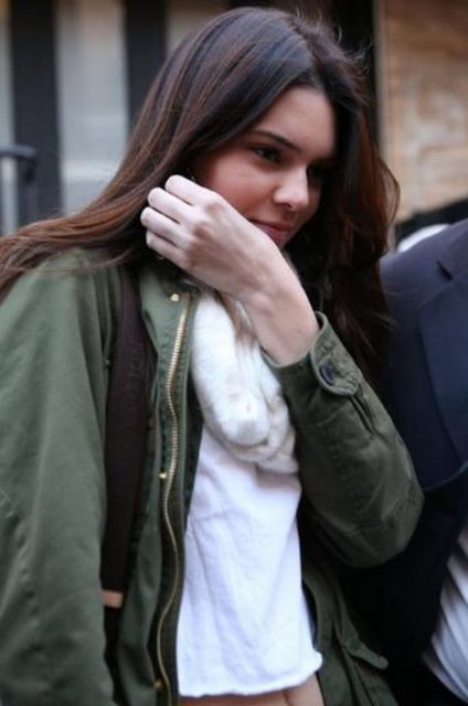 Jenner ve Styles, Cumartesi akşamı bir grup arkadaşlarıyla birlikte New York'ta düzenlenen partiye katıldı