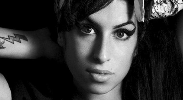Amy Winehouse – Aşırı alkol veya beslenme bozukluğundan (bulimia) olduğu düşünülüyor