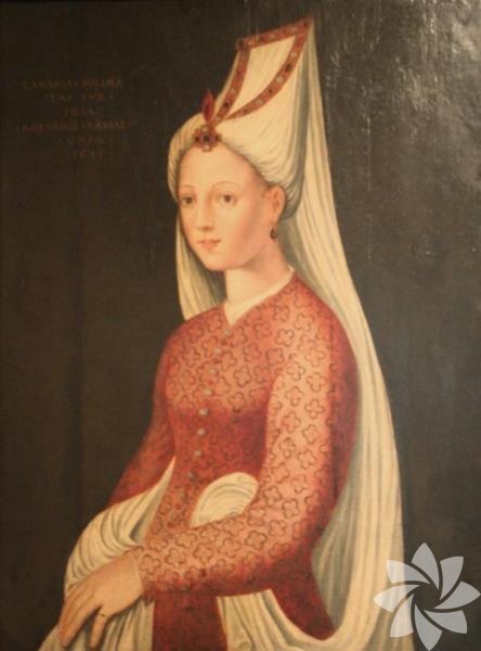 Mihrimah Sultan'ın adı Kanuni ile Hürrem'in kızı, Rüstem Paşa'nın karısı olarak anılır. Fakat Mimar Sinan'ın ona beslediği büyük aşk pek konuşulmaz.  