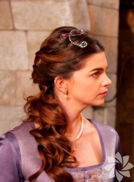 Anneleri Hürrem Sultan ölmüş olduğu için kardeşi için adeta bir Valide Sultan rolünü oynadı.