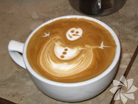 Latte: Espresso ve sütle yapılan içimi yumuşak kahvedir. En çok tercih edilen kahve çeşidi arasında bulunan latte mutlaka çok kaynamış sütle yapılmalıdır. Köpüğü krema kıvamından uzak, bulutumsu bir yoğunlukta olmalıdır.