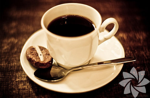 Americano: Sıcak su ilavesi ile seyreltilmiş espressodur. İçimi hafif bir kahvedir. Dilerseniz sütle de içebileceğiniz kahvenin yanında bitter çikolata iyi bir seçim olacaktır.