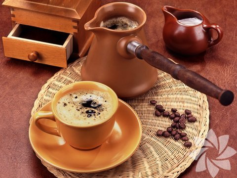 Türk Kahvesi: Telvesi ile ikram edilen tek kahve çeşididir. Pişirme tekniği olmakla beraber köpüksüz Türk kahvesini içmek çok iyi bir deneyim olmayabiliyor. Yanında su, likör ve lokumla ikram edilmesi makbuldür.