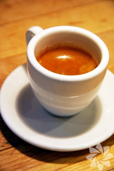 Espresso: için, Türk kahvesinin İtalyan versiyonu da denebilir. Basınçlı suyun, 25 sn. gibi bir sürede sıkıştırılmış kahvenin içinden geçmesiyle elde edilir. 