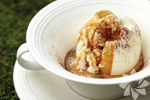 Affogato: Espresso ile dondurmanın uyumu da denilebilir bu kahve için. Sert espresso tadını yumuşatmak için yanın da taze sütle yapılmış vanilyalı dondurma ile içilir. İlalyanca "boğulmuş" anlamına gelen affogato, espressonun dondurmayı boğması, eritmesi olarak düşünülebilir.
