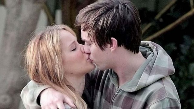 Lawrence'ın uzun süredir birlikte olduğu Nicholas Hoult tarafından Kristen Stewart'la aldatıldığı iddia edildi.  -