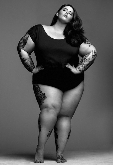 "Büyük beden" tanımını kullanmayı sevenlerden biri de 30 yaşındaki Tess Holliday. 50 beden model Holliday, Paper Magazine'e verdiği röportajda "Bu terimin kullanılması son derece önemli. Bu, bizim gibi insanları yaralamak, incitmek için kullanılan bir terim değil" dedi.