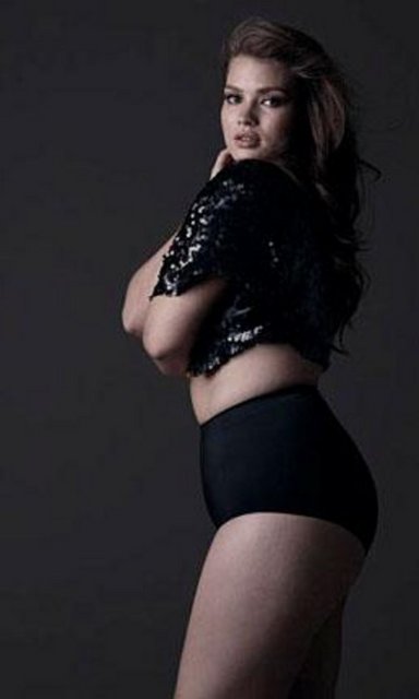 Tara Lynn, diğer meslektaşları gibi özellikle yüzünün güzelliğiyle dikkat çekiyor.