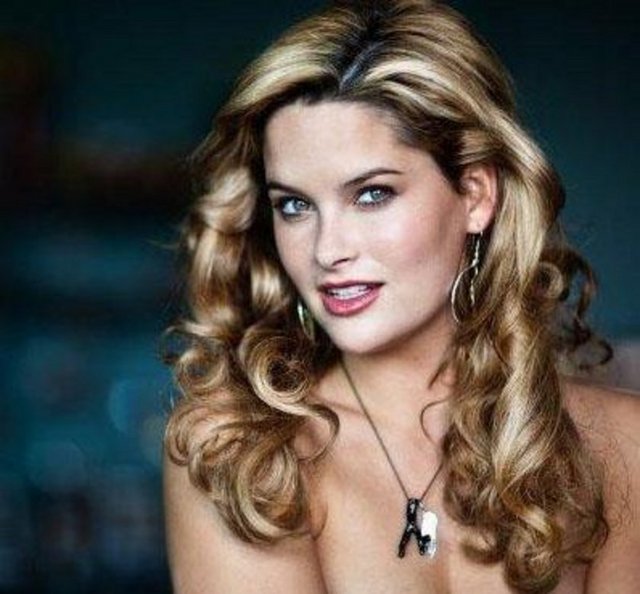 Whitney Thompson da moda dünyasının son dönemde yükselen büyük beden modellerinden biri.