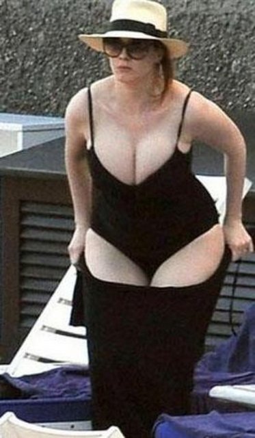 42 beden olan Hendricks dolgun hatlarıyla dikkat çekiyor.