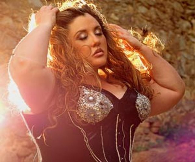 Aradan yıllar geçti, D'Amour'un mankenlik hevesi bitmedi. Sonunda hayal ettiği kadar ünlü bir mankene dönüştü. Üstelik de yine 1 72 cm boyunda ama 136 kiloluk görüntüsüyle.