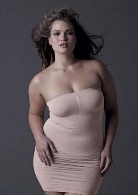 Son dönemin en gözde iri beden mankenlerinen biri de Tara Lynn..