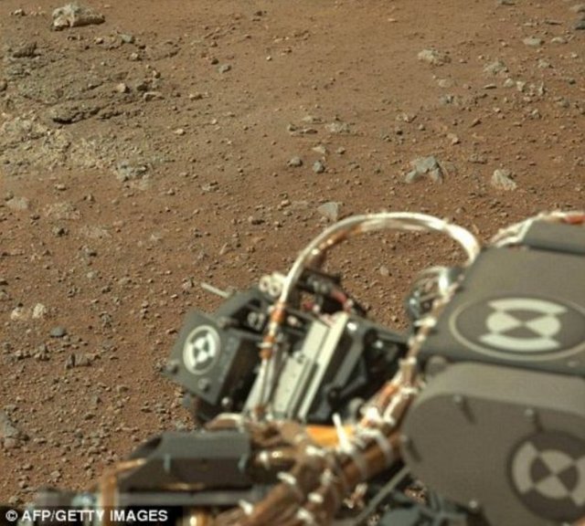 Curiosity'nin gönderdiği görüntüler, UFO meraklıları tarafından tek tek incelenmeye devam ediyor.