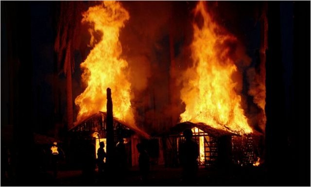 Konusu:Endonezya'da yaşayan Anwar, 1960'lı yılların başında arkadaşlarıyla karaborsada küçük bir sinema çetesi kurmuştuk bir gençtir. Ne zamanki 1965'te ülkede askeri darbe gerçekleşir, kendi halindeki bu küçük çete bir anda aşırı sağcı bir ölüm makinesine dönüşür.