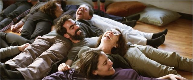 Konusu:58 yaşında özgür ruhlu, dul bir kadın olan Gloria, tüm çocuklarının yanından ayrılmasıyla tek başına kalmıştır. Yalnızlığa razı gelecek kadar kaderci bir yapıya sahip olmayan Gloria soluğu yalnızca bekarların katılabildiği sıra dışı partilerde alır ve bu partiler umduğunun aksine her seferinde hayal kırıklığıyla sonuçlanır.