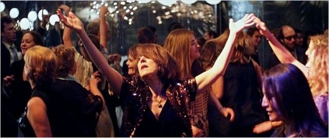 Ta ki eski bir bahriyeli olan Rodolfo ile tanışana kadar. Kendisinden yedi yaş küçük olan bu adama karşı romantik anlamda bir şeyler hissetmeye başlayan Gloria, uzun süreli bir ilişkinin de hayallerini kurmaya başlamıştır. Ancak karşılaşacağı beklenmedik zorluklar kendi karanlık sırlarıyla baş başa kalmasına neden olacaktır.