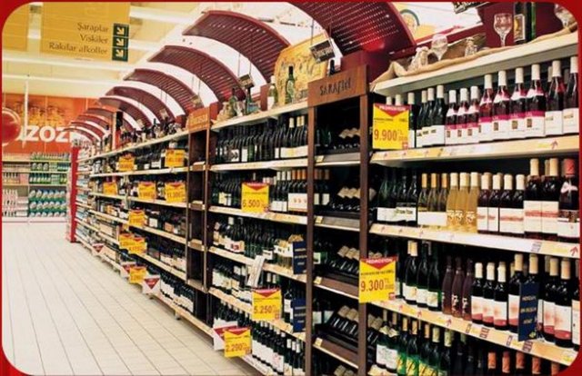 13. ALKOLLÜ İÇECEK: Alkol kullanımı beyin ve sinir sistemini olumsuz yönde etkiliyor.