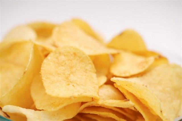 17. CİPS: Cips yemek yağ içmekten farksız diyen uzmanlar, kanserden obeziteye, diyabetten alzheimere kadar birçok hastalığa neden olduğunu vurguluyor.