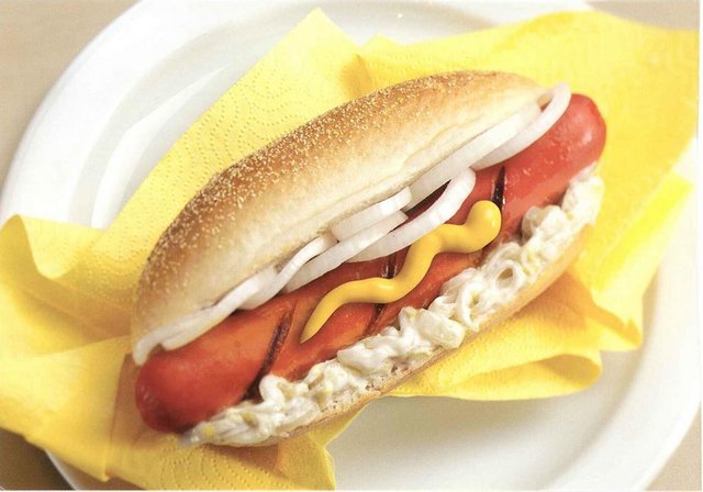 1. SOSİS: Akademi, 10 yaşından küçük çocuklardaki boğulma olaylarının yüzde 17'sinin sosisten kaynaklandığını, sosisli sandviçin uyarıyla satılması gerektiğini söylüyor.