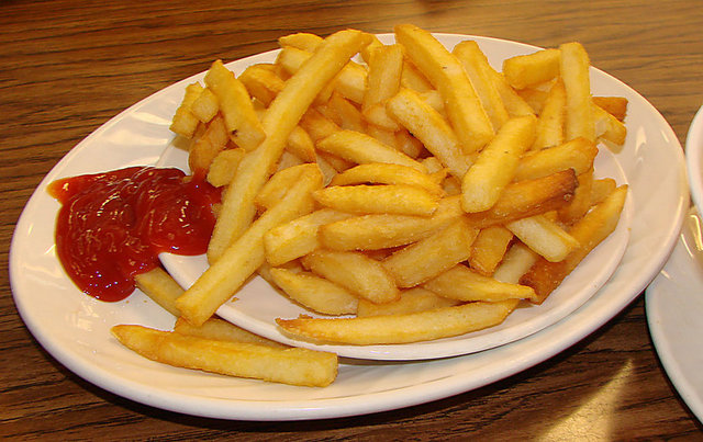 11. PATATES KIZARTMASI: Patates kızartmsının içinde yüksek oranda bulunan akrilamid maddesi nedeniyle uzun süre tüketilirse damar sertliği, şişmanlık ve kansere neden olabiliyor.