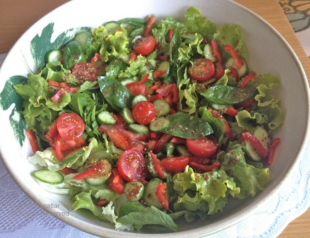 5. YEŞİLLİK: Ispanak, roka, marul, lahana, kıvırcık salata gibi yeşilliklerin iyi yıkanmaması bağırsak bakterilerine davetiye çıkarıyor.