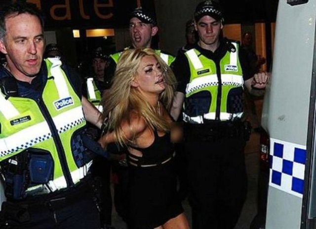 Bazı Avustralya gazeteleri yaşananları bir "gösteri" olarak tanımlayarak McCartney'in tribünde soyunması için takım yetkilileri tarafından tutulan bir eskort olduğunu iddia etti.