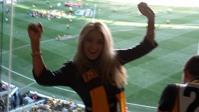 Daha önceden kiraladığı cam bölmeli locada bir anda çırılçıplak soyunan mankenin fotoğrafları sosyal medyada hızla yayılarak patlama yarattı.