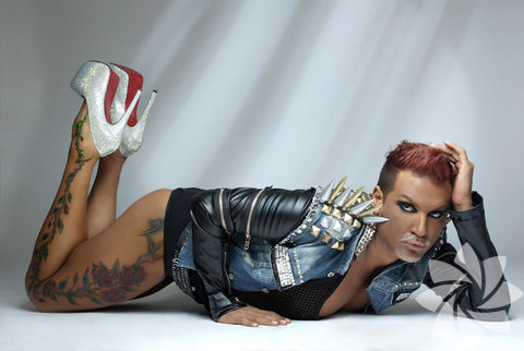 Travesti: Karşı cinsin giysilerini kullanarak ve cinsel rolünü üstlenerek cinsel hazza ulaşan kişilere verilen genel addır. Travesti sözcüğü Türkçeye Fransızca travesty sözcüğünden geçmiştir. Fransızca travesti sözcüğü, Latince trans- (bir taraftan öbür tarafa) ve Fransızca vêtement (giysi, kıyafet) sözcüklerinin birleşimidir. Travesti heteroseksüel ya da eşcinsel olabilir. Transeksüel olmadan önce kadın ya da erkek kıyafetleri giyerek karşı cinse kendini ait hissetme durumudur.