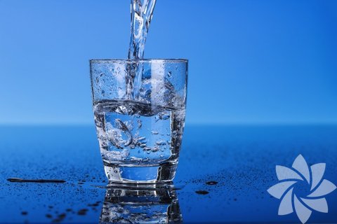 Su: Diyetin vazgeçilmezi. Daha uzun süre tok hissetmemizin yanı sıra metabolizmamızı hızlandırmaya yardımcı. Çünkü vücutta yetersiz sıvı olması veya sıvı kaybının aşırı olduğu durumlarda vücut alarm veriyor ve metabolizmayı yavaşlatıyor. Kabızlık sorununun en önemli önleyicilerinden olan su, vücudumuzun ödem tutmamasını, kan dolaşımının düzgün sağlanmasını da sağlıyor. Tüm bu olumlu etkilerinin yanı sıra zayıflama esnasında vücutta yıkılan ve zararlı etkisi olabilecek öğelerin vücuttan uzaklaştırılmasını da sağlıyor. Diyetteyseniz günde en az 1.5 litre su içmeyi ihmal etmeyin.