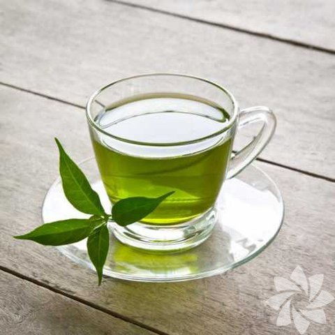 Yeşil çay: İçerdiği kateşin ile metabolizma hızlandırmaya yardımcı ve yaşlanmayı geciktirici etkileri var. Antioksidan içeriği ile kansere karşı koruma sağladığı düşünülüyor. Günde 2 kupa tüketilmesi sağlıklı. Reflüsü olan veya hipotansiyonu olanların tüketmemesi gerekli.