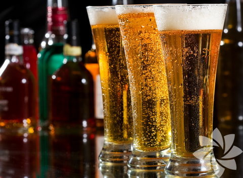 Alkollü içecekler: İçerdikleri alkol oranına göre kalorileri yükselen içeceklerdir. Bir gram alkol 7 kalori içerir. Bunun dışında vücutta yağ yakımını güçleştirir ve ödem tutmaya sebep olabilir.