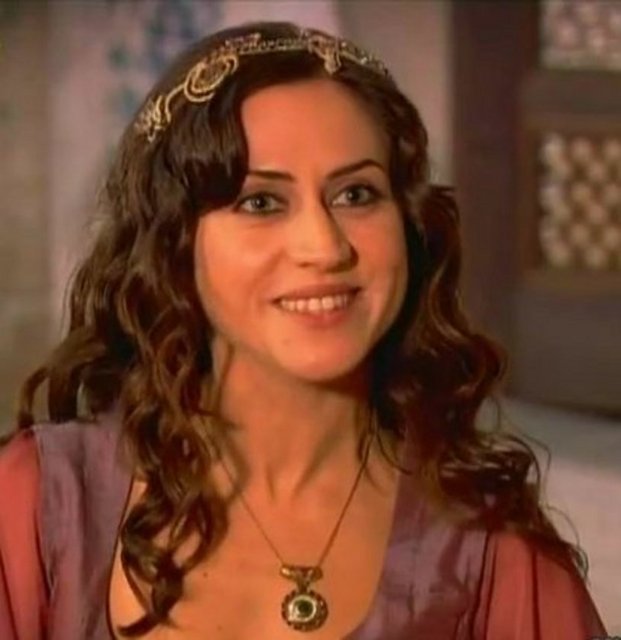 Gülfem Hatun - Tarihçiler Gülfem Hatun'un 1562'de 64 yaşındayken Süleyman'ın emriyle öldürüldüğünü ifade eder. Cenazesi kendi yaptırdığı Üsküdar'daki Gülfem Hatun Camii'nin bahçesinde yer almaktadır. -