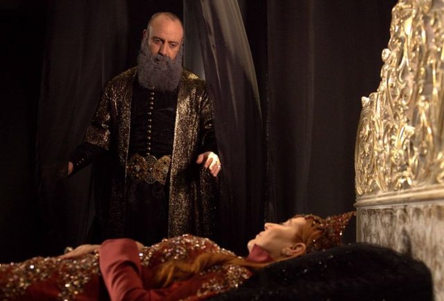 Dizinin geçen günlerde yayınlanan bölümünün ardından Hürrem Sultan'ı ölüm döşeğinde gösteren tanıtımlar yayınlandı.