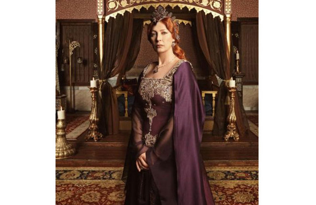 Hürrem Sultan'ın zehirlenerek ya da kadın hastalığı sonucu öldüğü düşünülür.