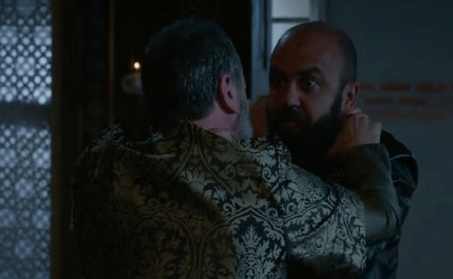 Tarihi kaynaklara göre eceliyle ölen Rüstem Paşa, dizide ise Şehzade Bayezid'in adamlarından biri olan Atmaca tarafından öldürüldü.