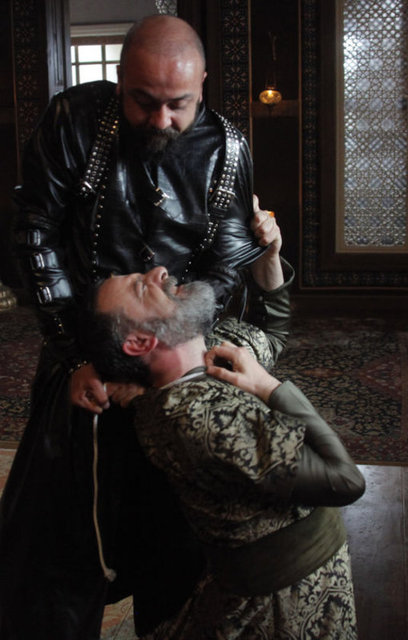 RÜSTEM PAŞA KİMDİR? - Rüstem Paşa Hırvatistan'dan devşirilen, saraya seyis olarak gelen ve Hürrem Sultan'a olan bağlılığı sayesinde yükselen devlet adamıydı.