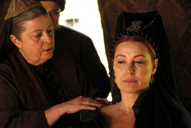 Kanuni'nin amansız bir hastalığa yakalanan Hürrem'in başucunda göründüğü tanıtımdaki, "Ben Hürrem; ölüm benim adımı söylüyor. Dönüp bakıyorum - arkama... Bir tek aşk; bütün hayata mana bulan..." sözleri dikkat çekti.