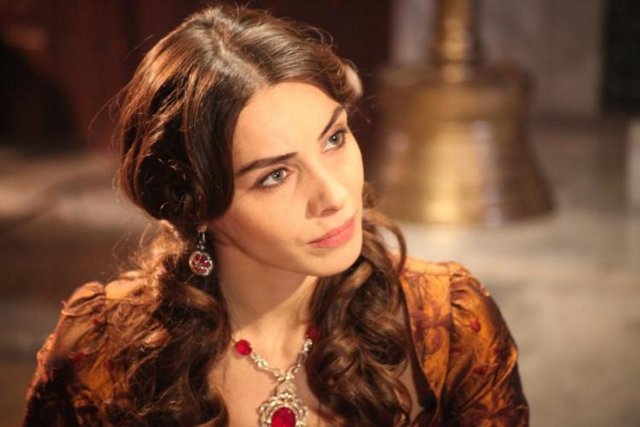 Mahidevran Sultan - 3 Şubat 1581 tarihinde 81 yaşındayken Bursa'da vefat eden Mahidevran Sultan, oğlunun yanına gömüldü. -