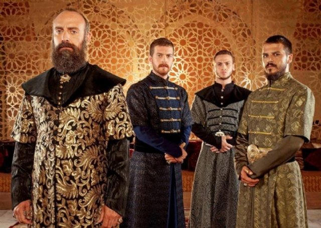 150 BİN METRE KUMAŞ - 4 sezonda 50 bin yardımcı oyuncunun rol aldığı 'Muhteşem Yüzyıl'da 50 bin metre kumaştan 5 bin kostüm tasarlandı.4000 kavuk ve taç, 1000 kılıç üretildi. -