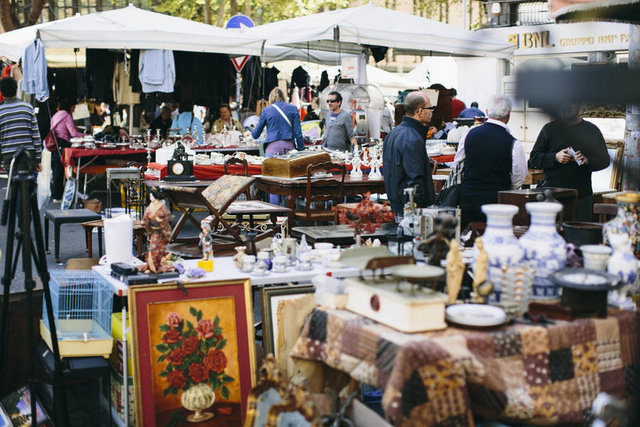 Trastevere diyeceğim, Porta Portese diyeceksiniz. Evet Roma'nın en büyük pazarı Portobello pazarında hiç beklemediğiniz değerli parçalarla buluşabiliyorsunuz.