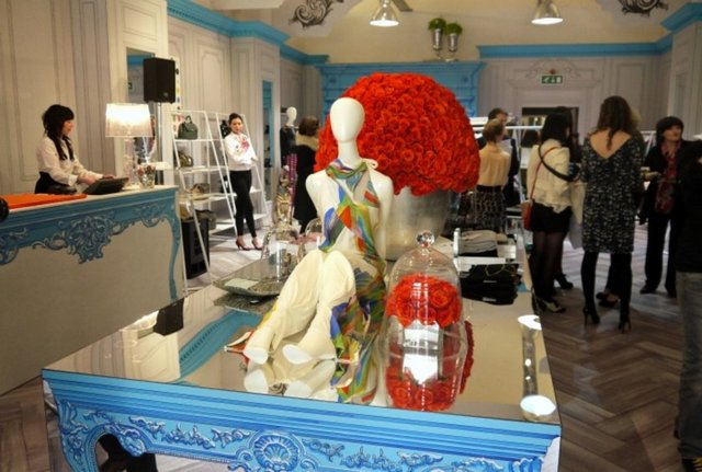 Ünlü modacıların tasarımlarının yanı sıra İngiliz designer ların tasarladıkları değişik ürünlerini de bulabilirsiniz. -