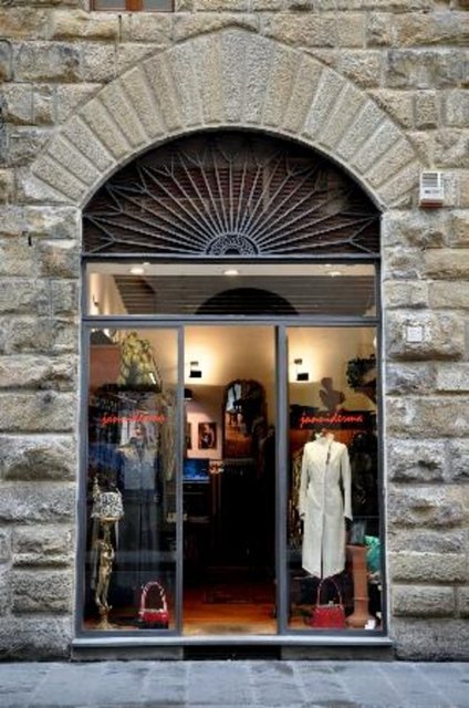 Gelelim ikinci durağımız, benim ikinci vatanım İtalya'ya. İtalya'da size önereceğim ilk nokta, inanılmaz değişik tasarımları bulabileceğiniz Floransa'daki Janniderma olacak.