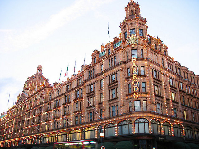 Londra'yla başlayalım. Harrods, Selfridge's, Primark. Popüler alışveriş adresleri.