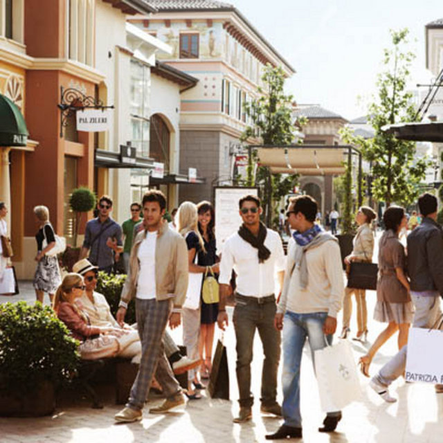 Ve İtalya'nın en büyük outlerinden biri Milan'daki Fidenza Village.