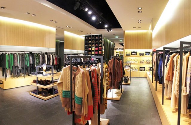 Sonia Rykiel gibi tasarımcıların şık tasarımları arasında kendinizi kaybedebilirsiniz, tecrübe ile sabittir. Uyarayım. -